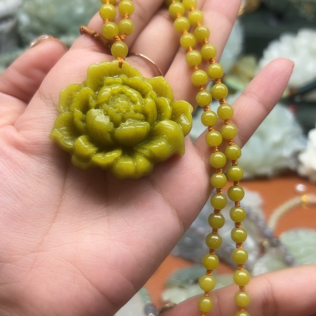 蛇纹石玉未镶嵌颈饰