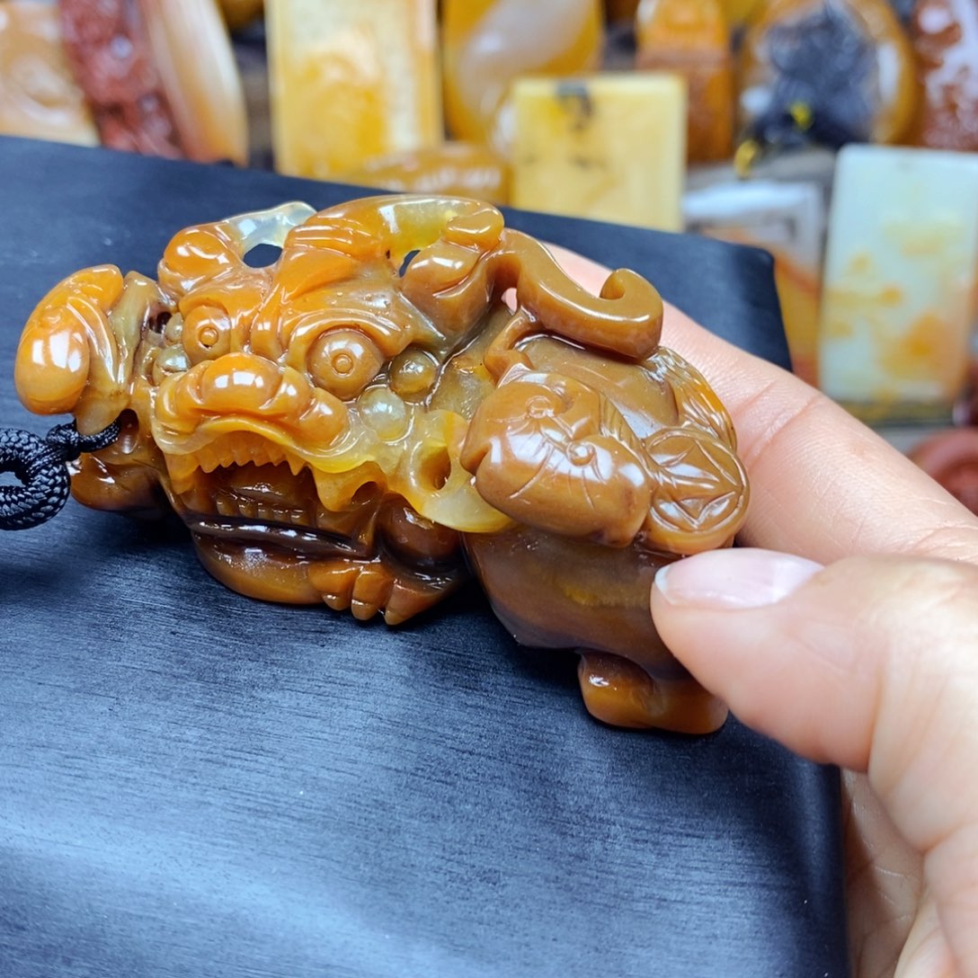 石英质玉（黄龙玉）颈饰未镶嵌