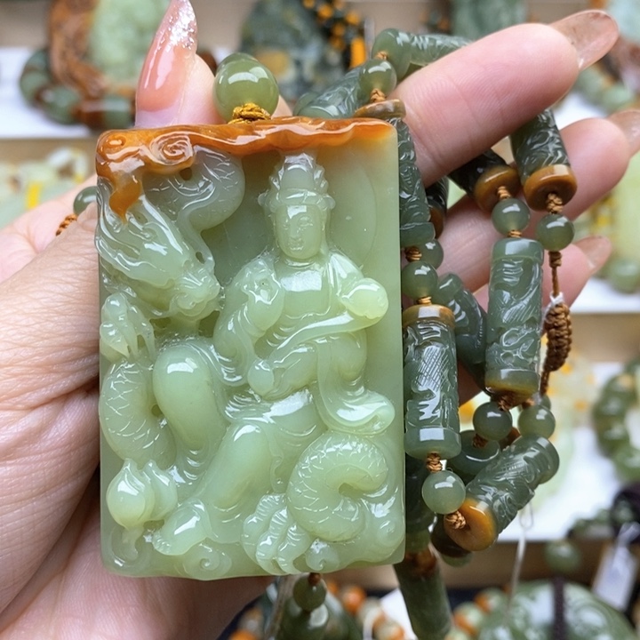 透闪石质玉未镶嵌颈饰