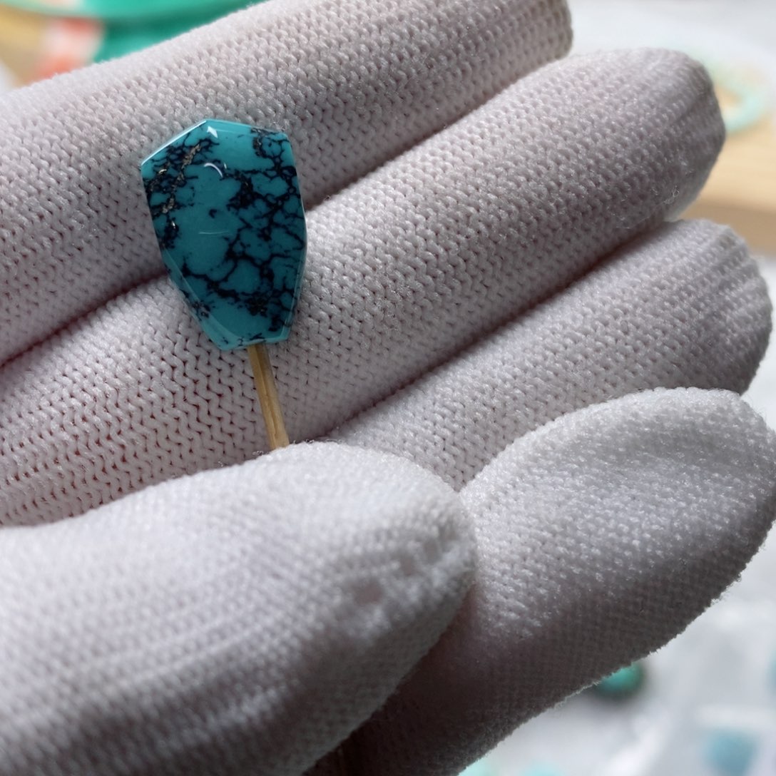 绿松石颈饰未镶嵌金*?