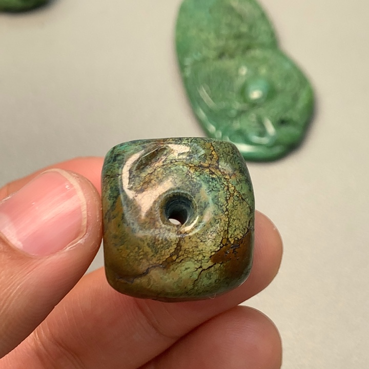 绿松石未镶嵌颈饰