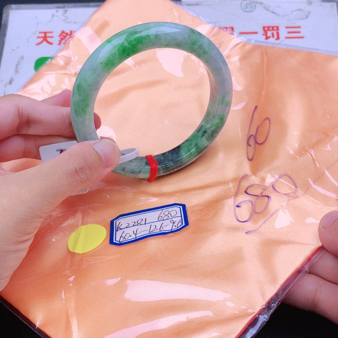 翡翠手镯未镶嵌翡翠