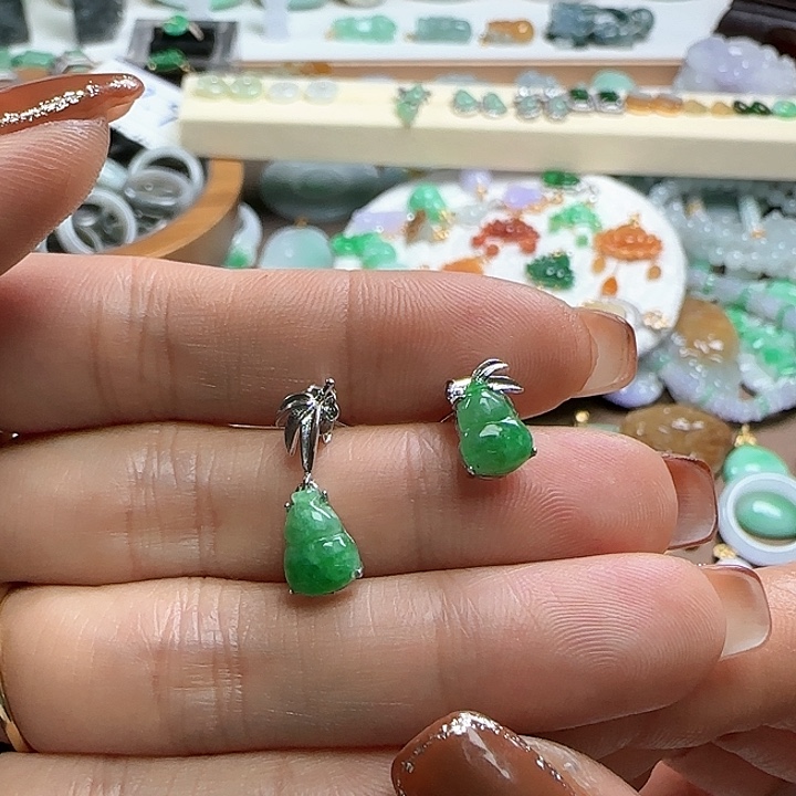 翡翠颈饰未镶嵌绿葫芦耳钉