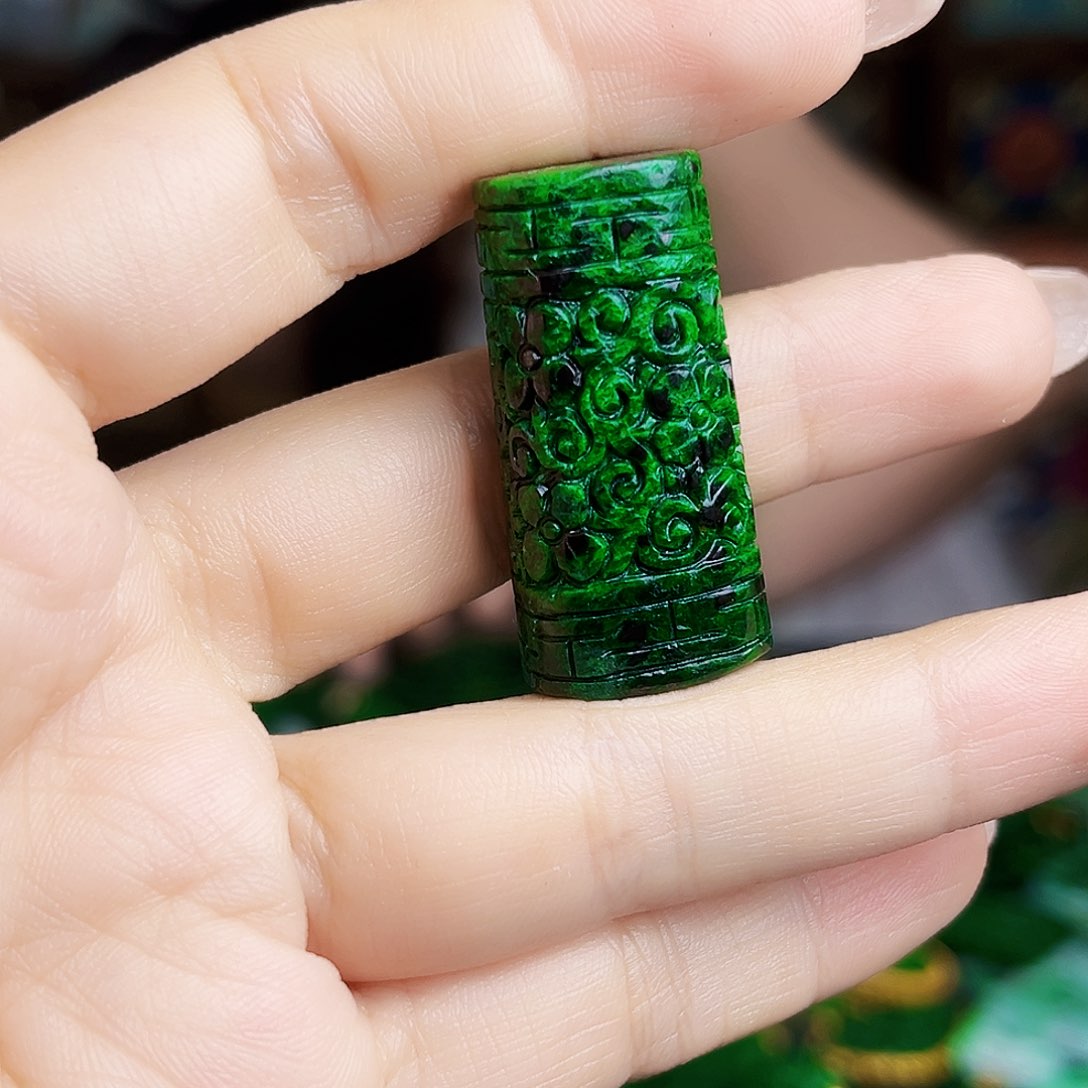 翡翠未镶嵌颈饰多样性