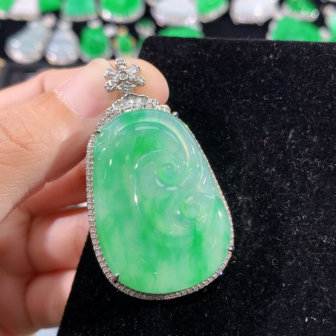 翡翠18K金镶嵌颈饰