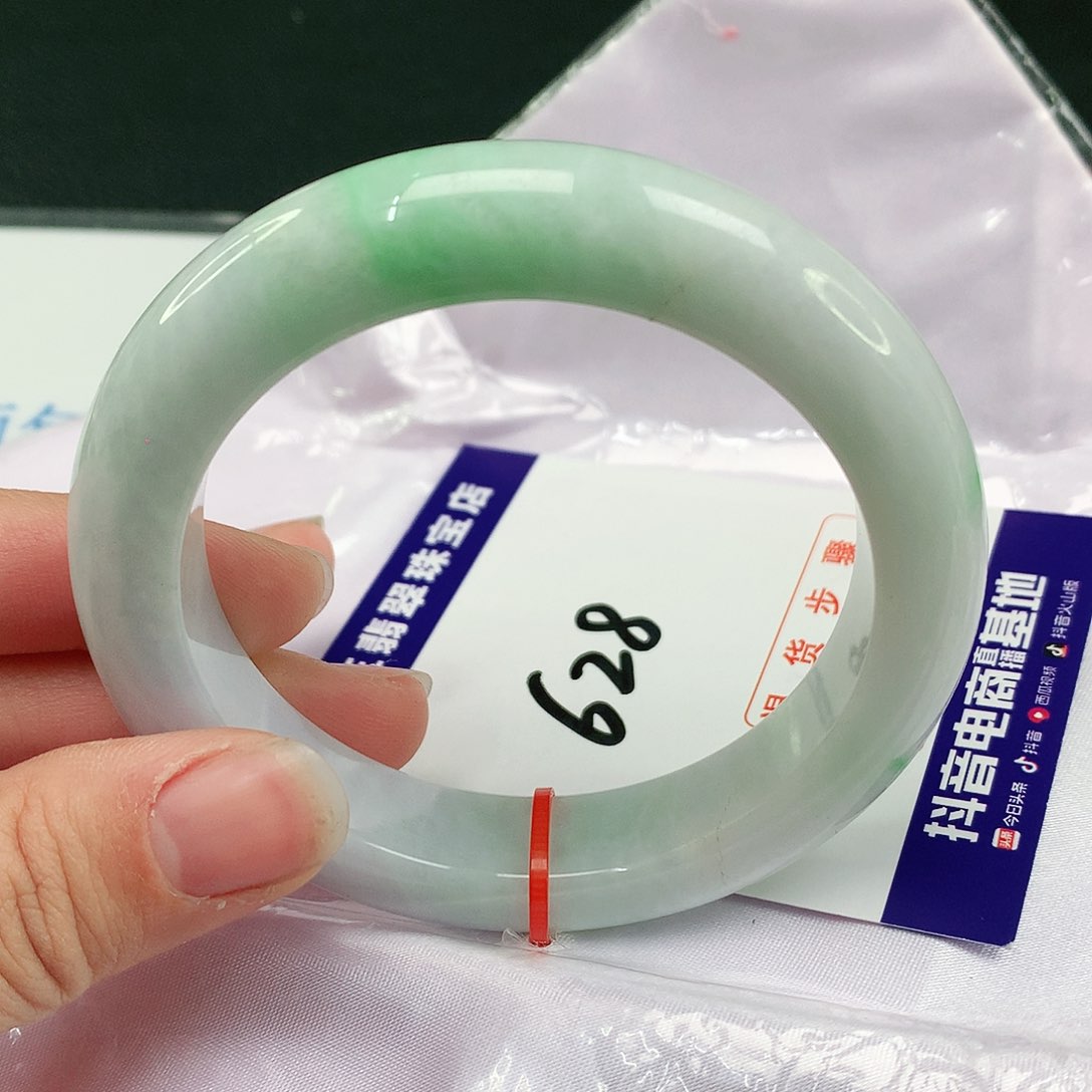 翡翠手镯未镶嵌翡翠