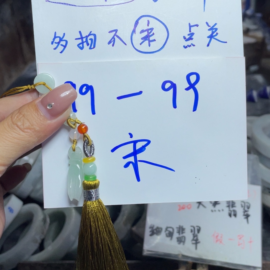 翡翠未镶嵌颈饰多样性