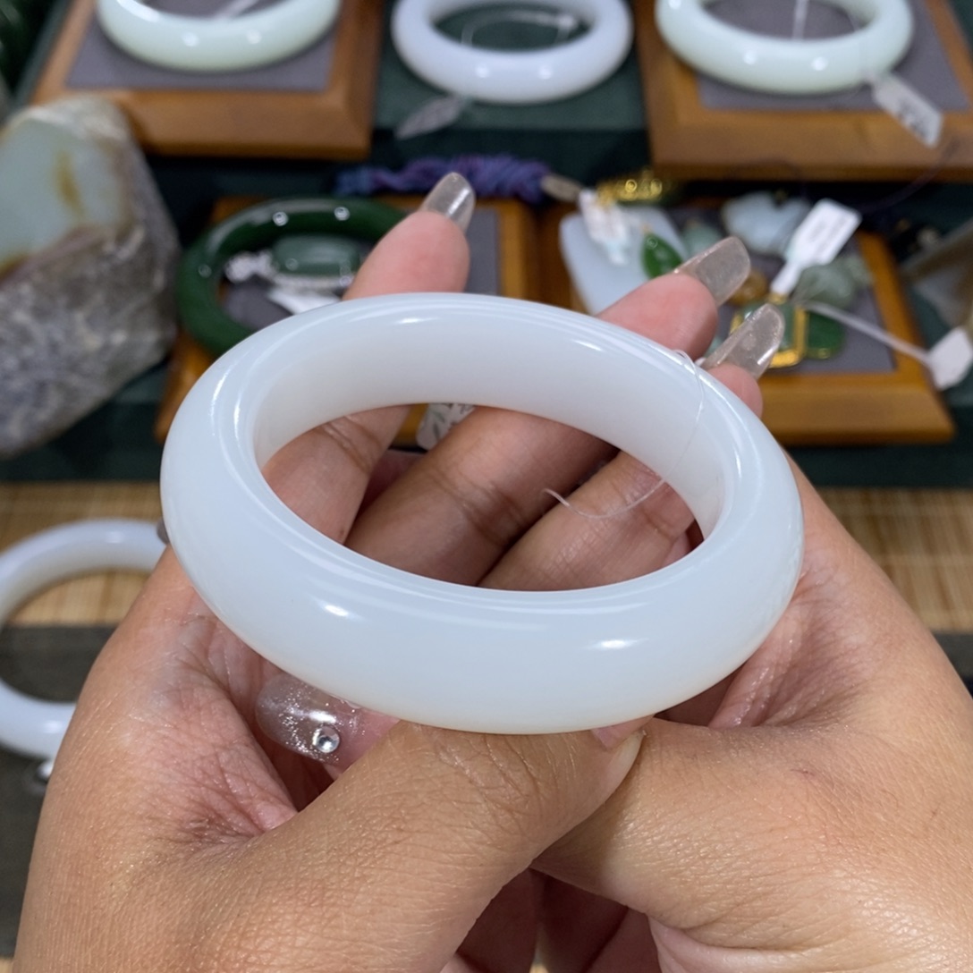 和田玉手镯未镶嵌