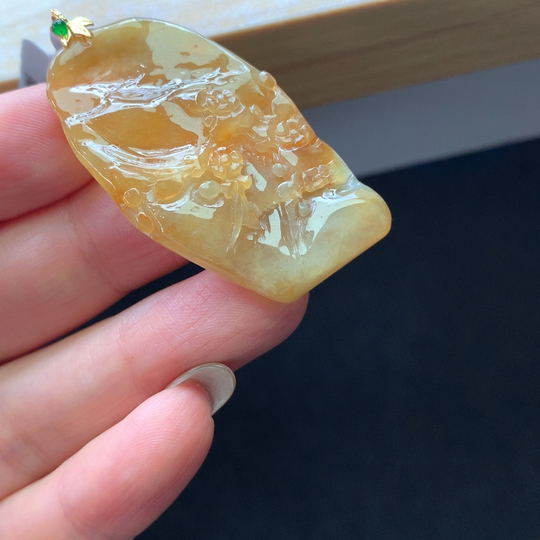 翡翠18K金镶嵌颈饰吊坠