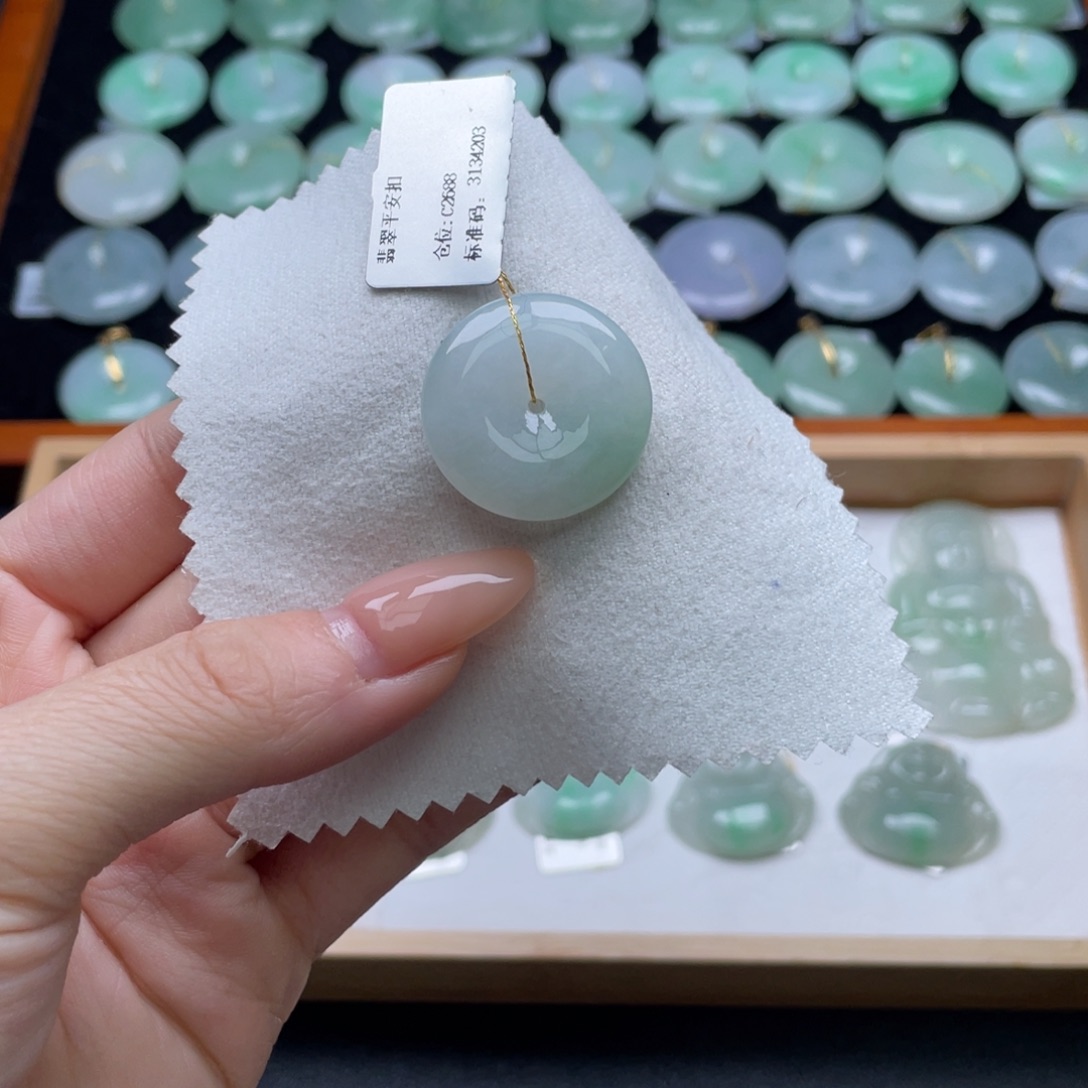 翡翠未镶嵌颈饰平安扣