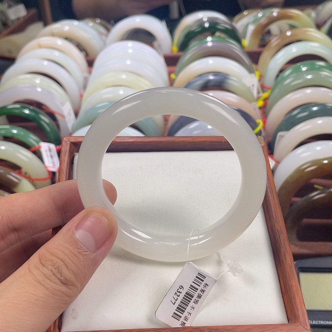 【闪购商品】和田玉手镯未镶嵌56