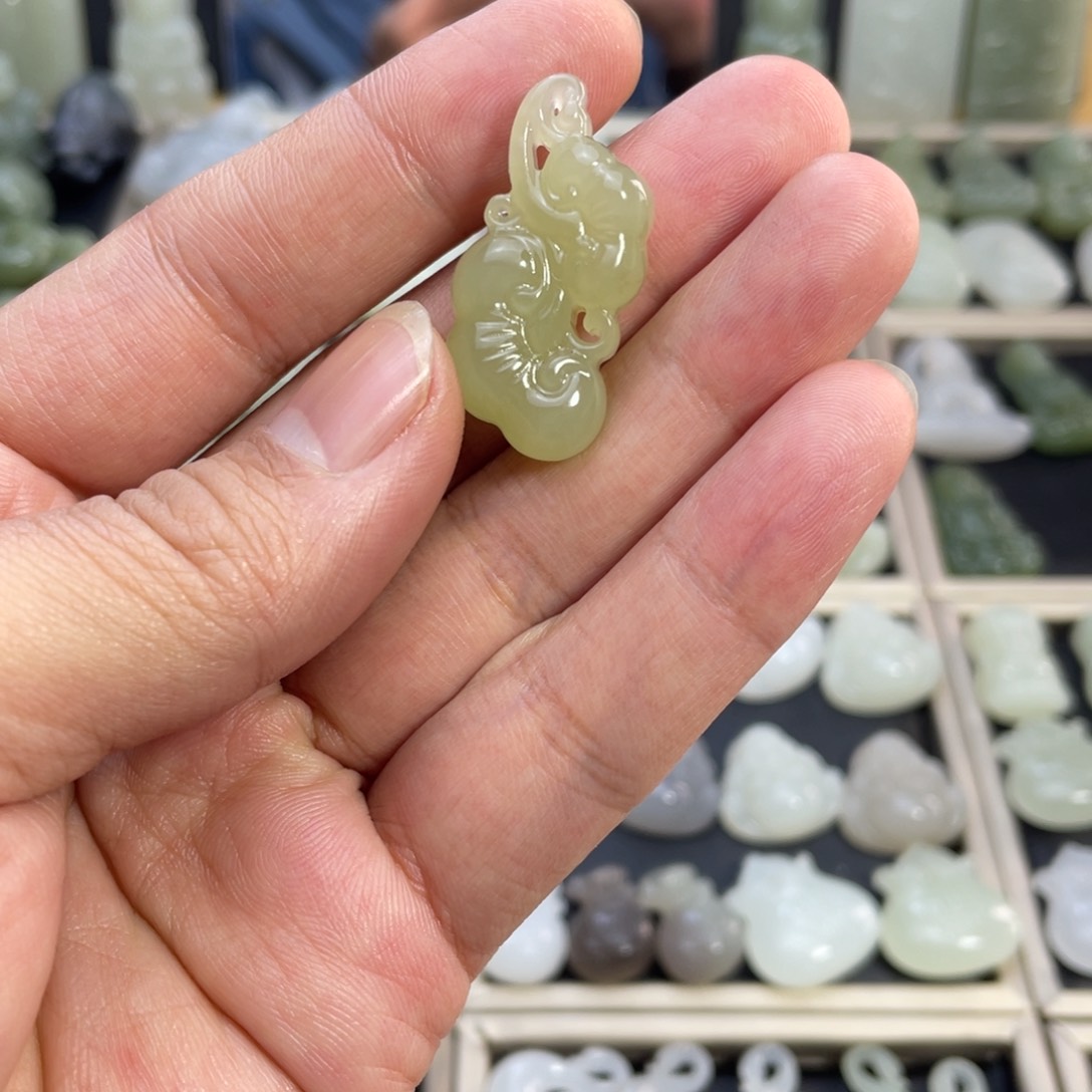 和田玉颈饰未镶嵌蜂蜜水灵芝祥云如意