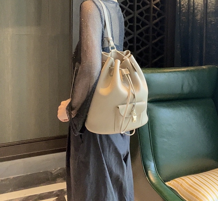 2025早春新款小香菱格链条嬉皮水桶包单肩斜跨牛皮包包高级感洋气