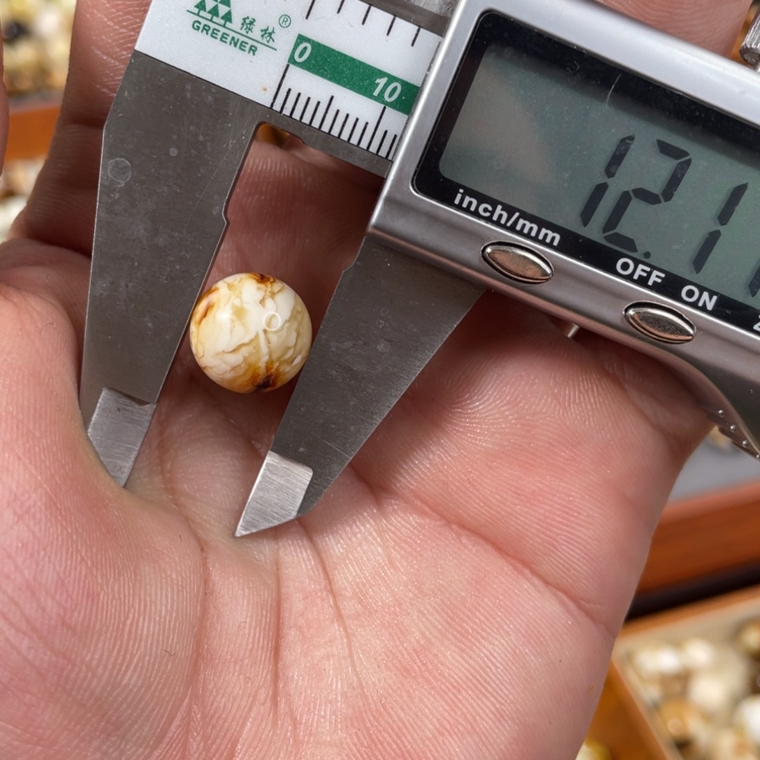 琥珀未镶嵌珠宝奇石有皮线