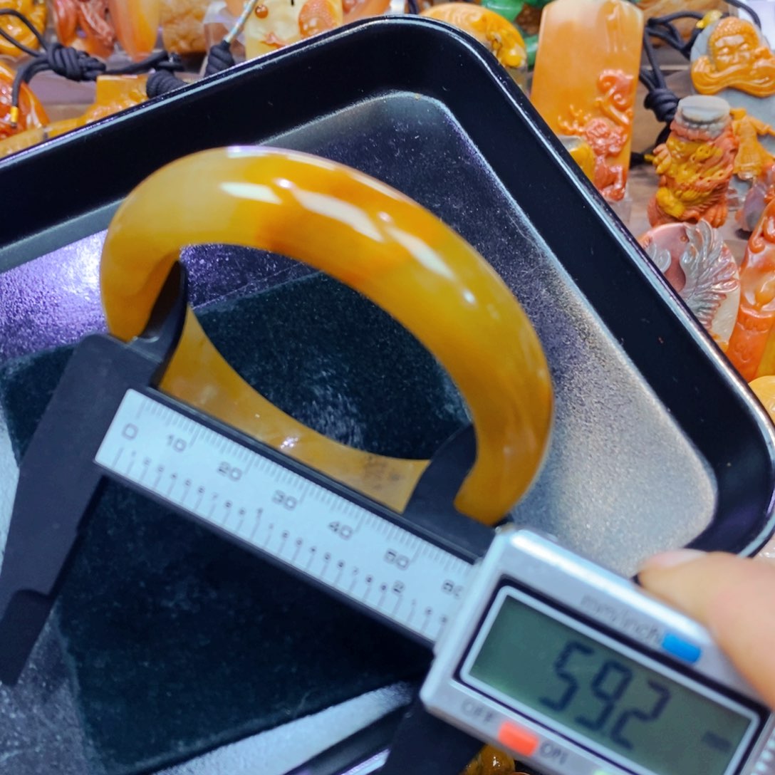 未镶嵌石英质玉（黄龙玉）颈饰