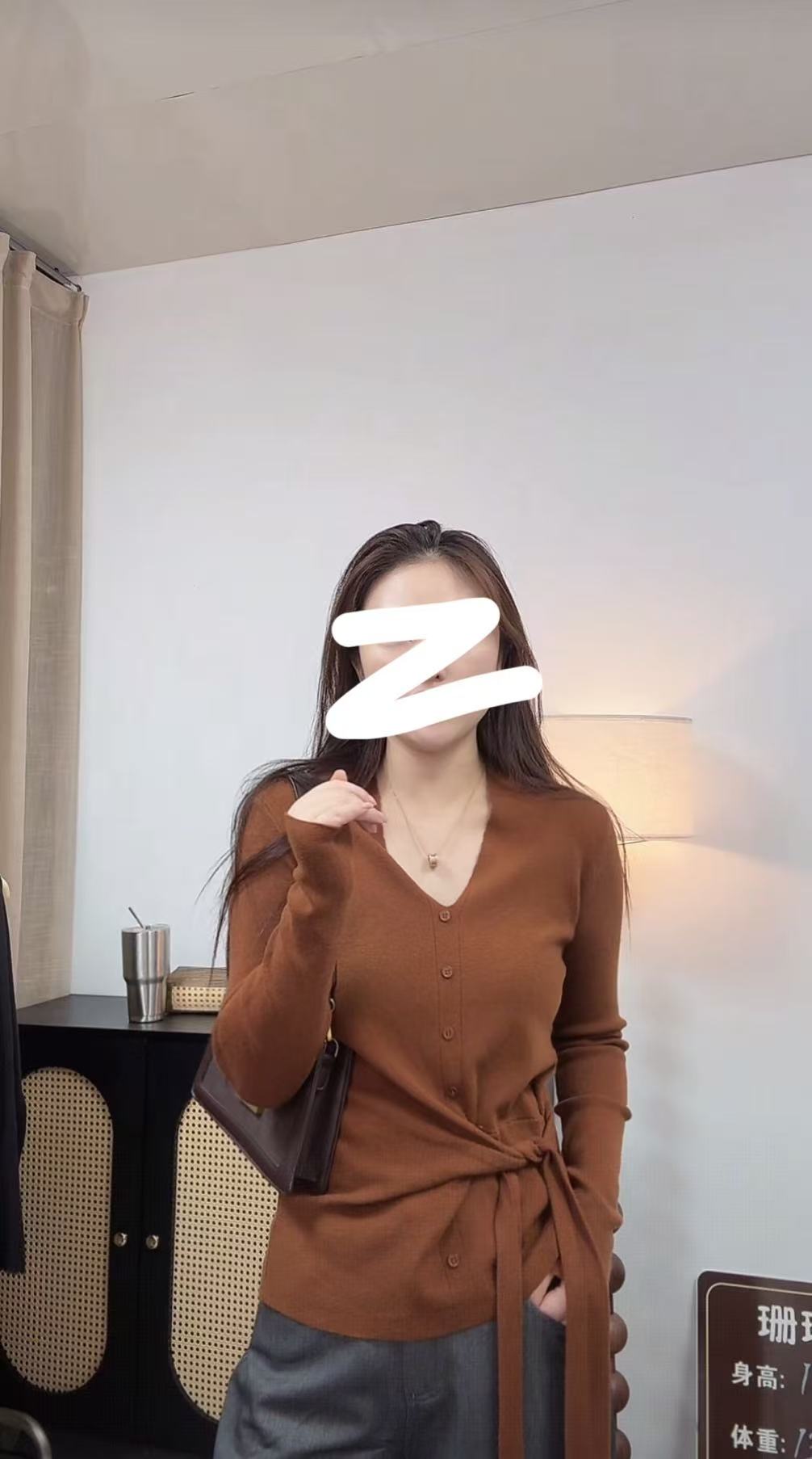 F2021纯色法式气质V领单排扣设计针织长袖套头上衣小众侧腰系带