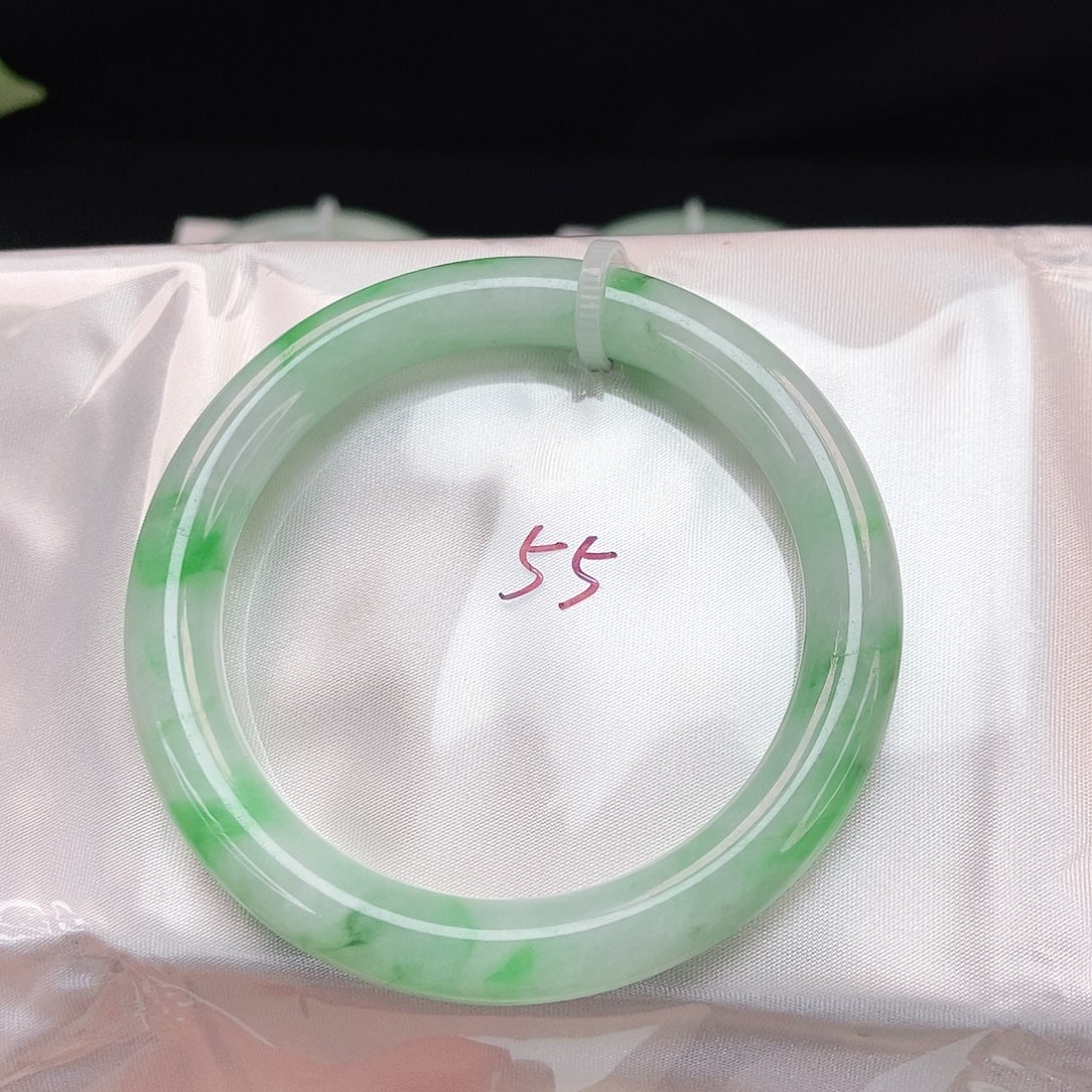 翡翠手镯未镶嵌满圈绿圆条飘花