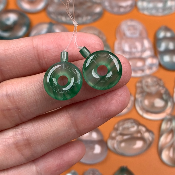 翡翠挂件未镶嵌….