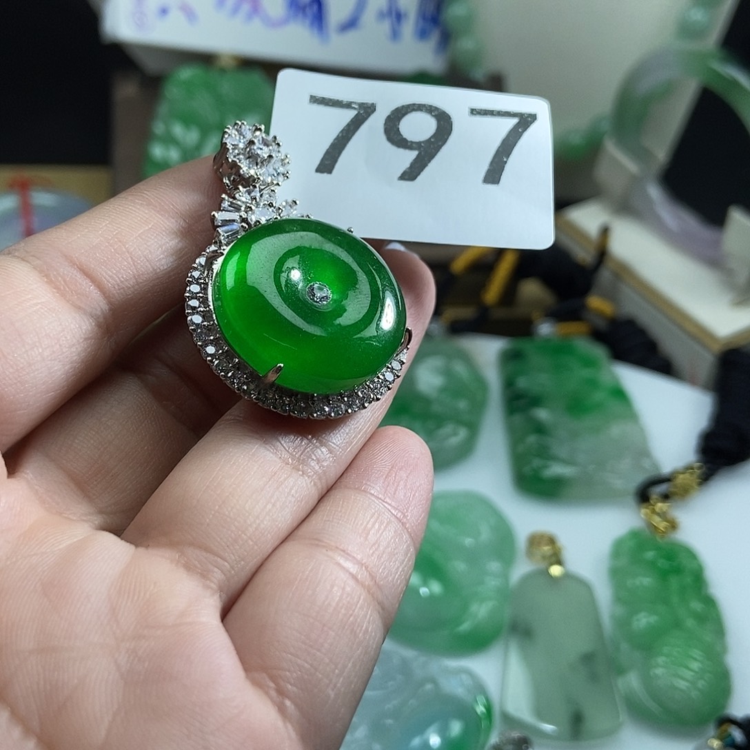 翡翠未镶嵌吊坠(赠链)