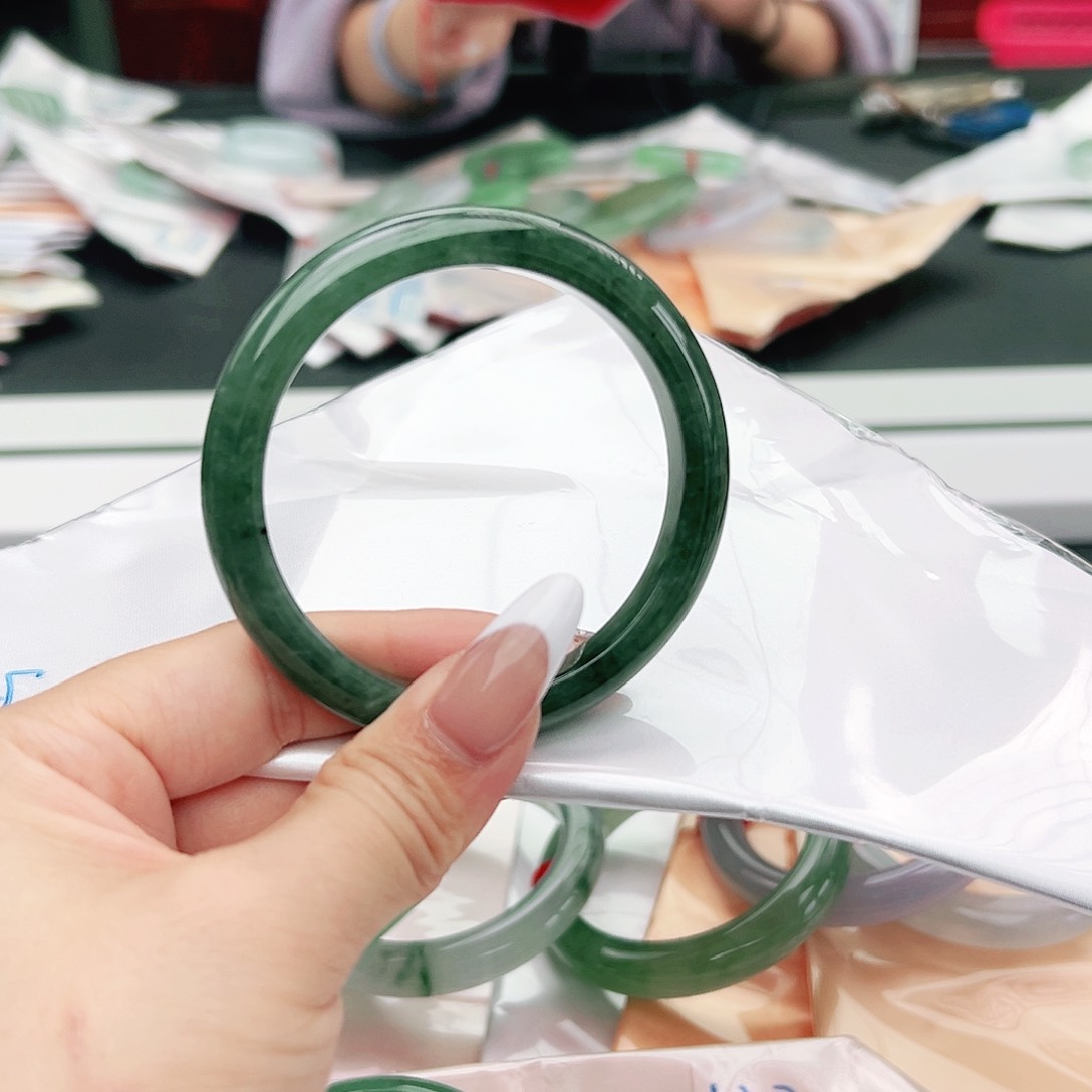 翡翠手镯未镶嵌57.8-8.6-8.1泥鳅背