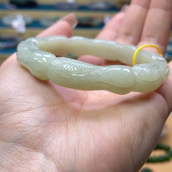 和田玉手镯57圈口。编号63未镶嵌