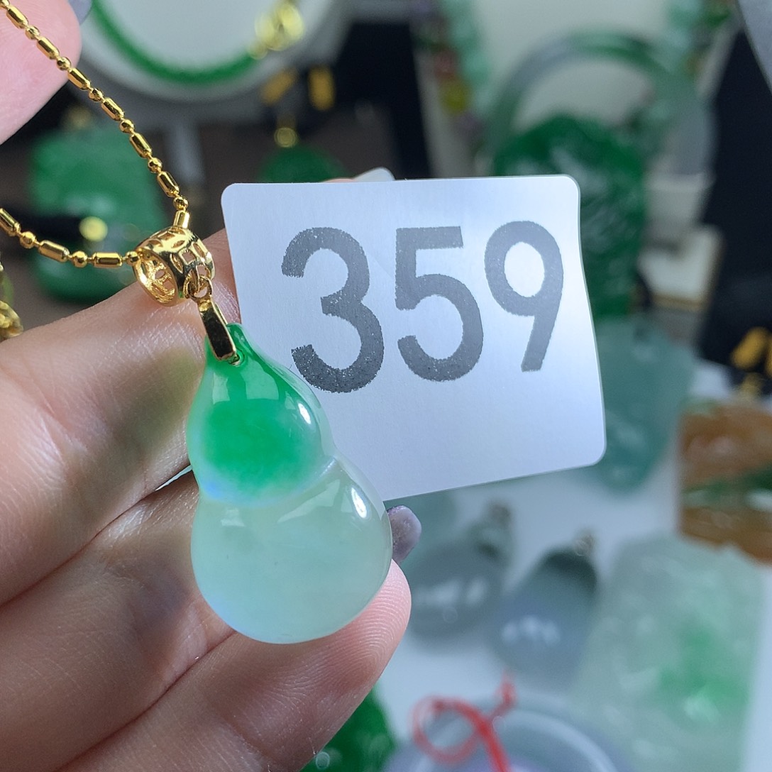 翡翠未镶嵌吊坠(赠链)