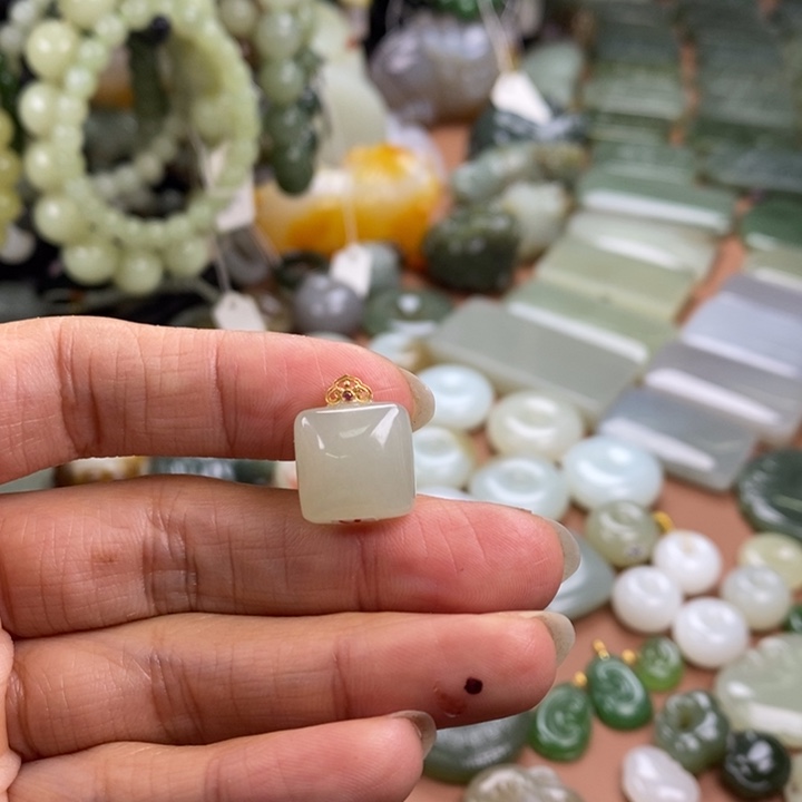 和田玉未镶嵌颈饰予