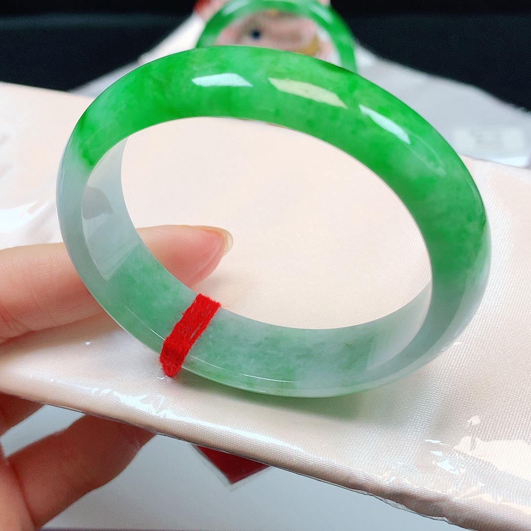 翡翠未镶嵌手镯1960贵妃