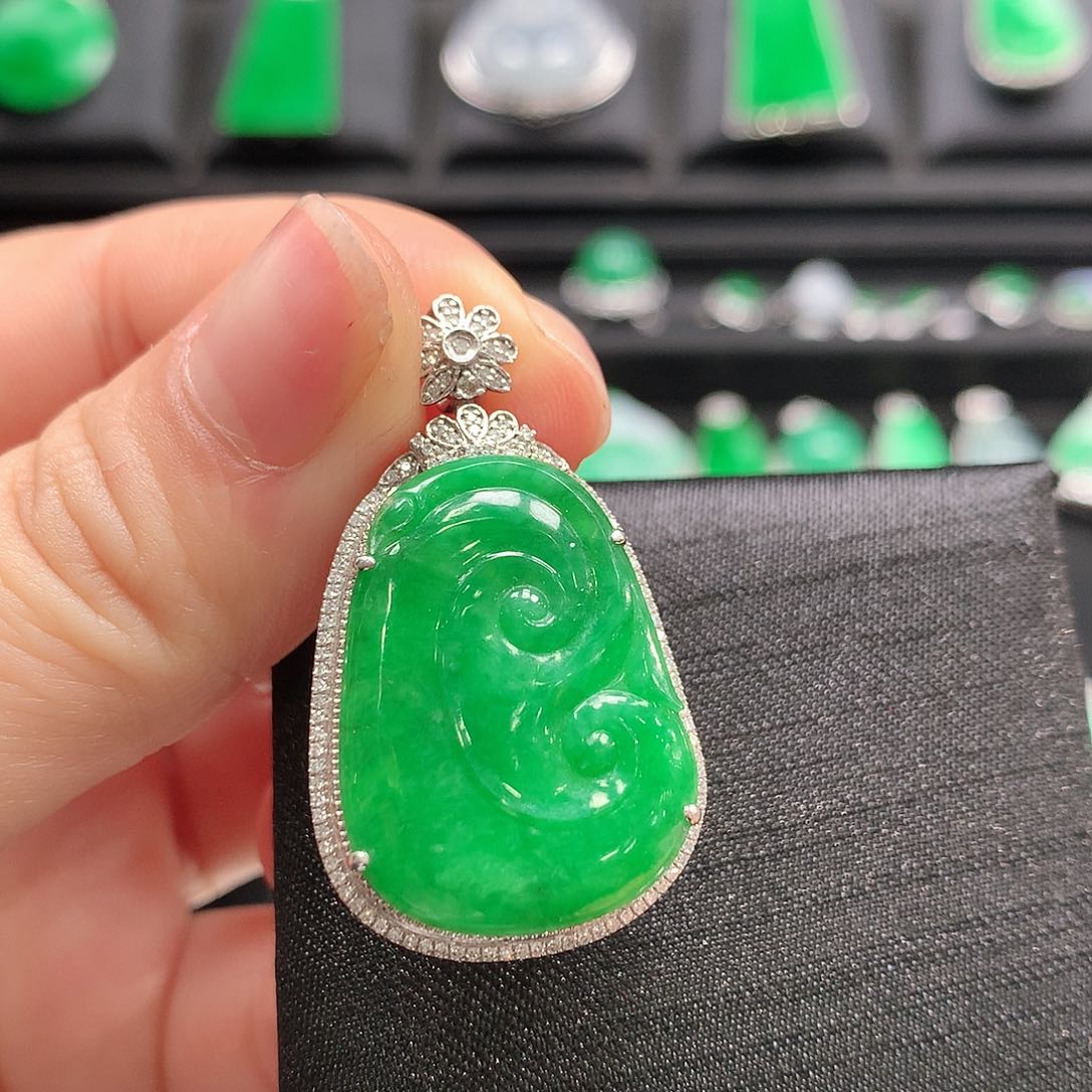 翡翠18K金镶嵌颈饰如意