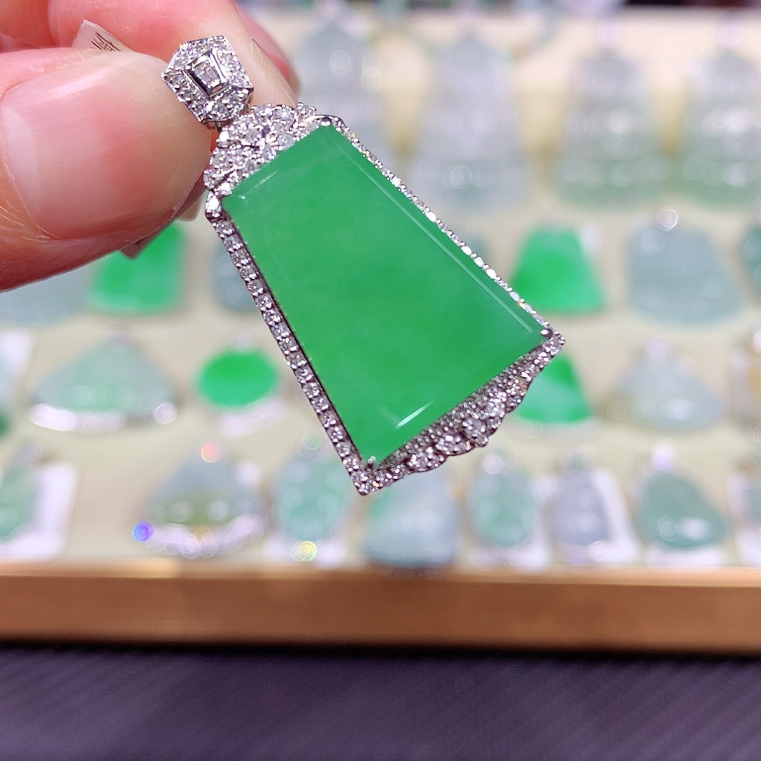 翡翠18K金镶嵌颈饰绿无事牌