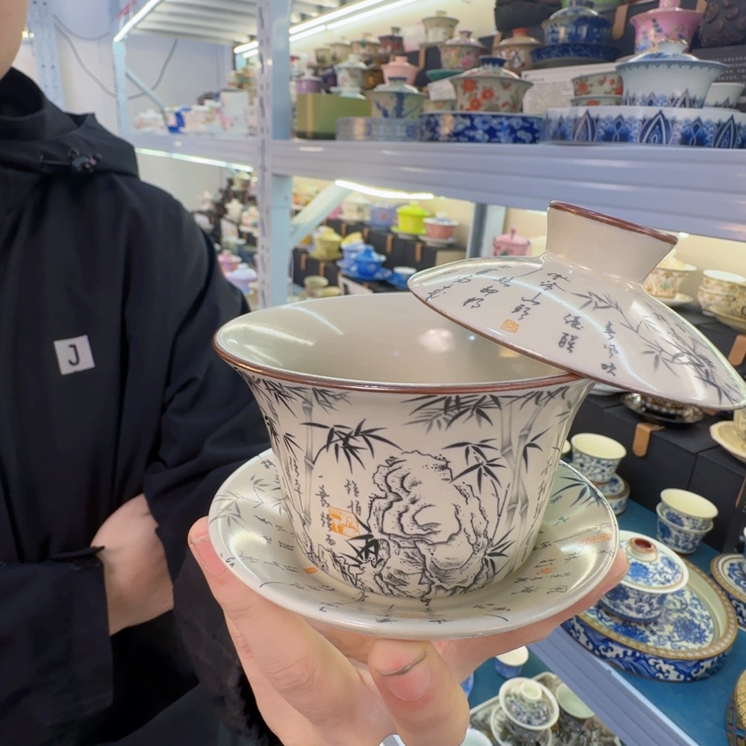 这些盖碗很漂亮我很喜欢！！