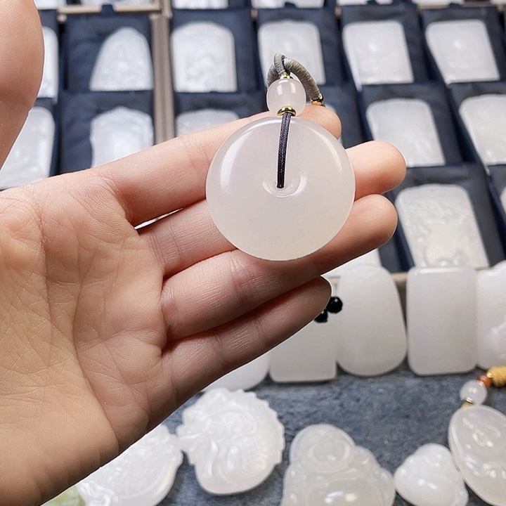 石英质玉（金丝玉）颈饰未镶嵌谦**醉