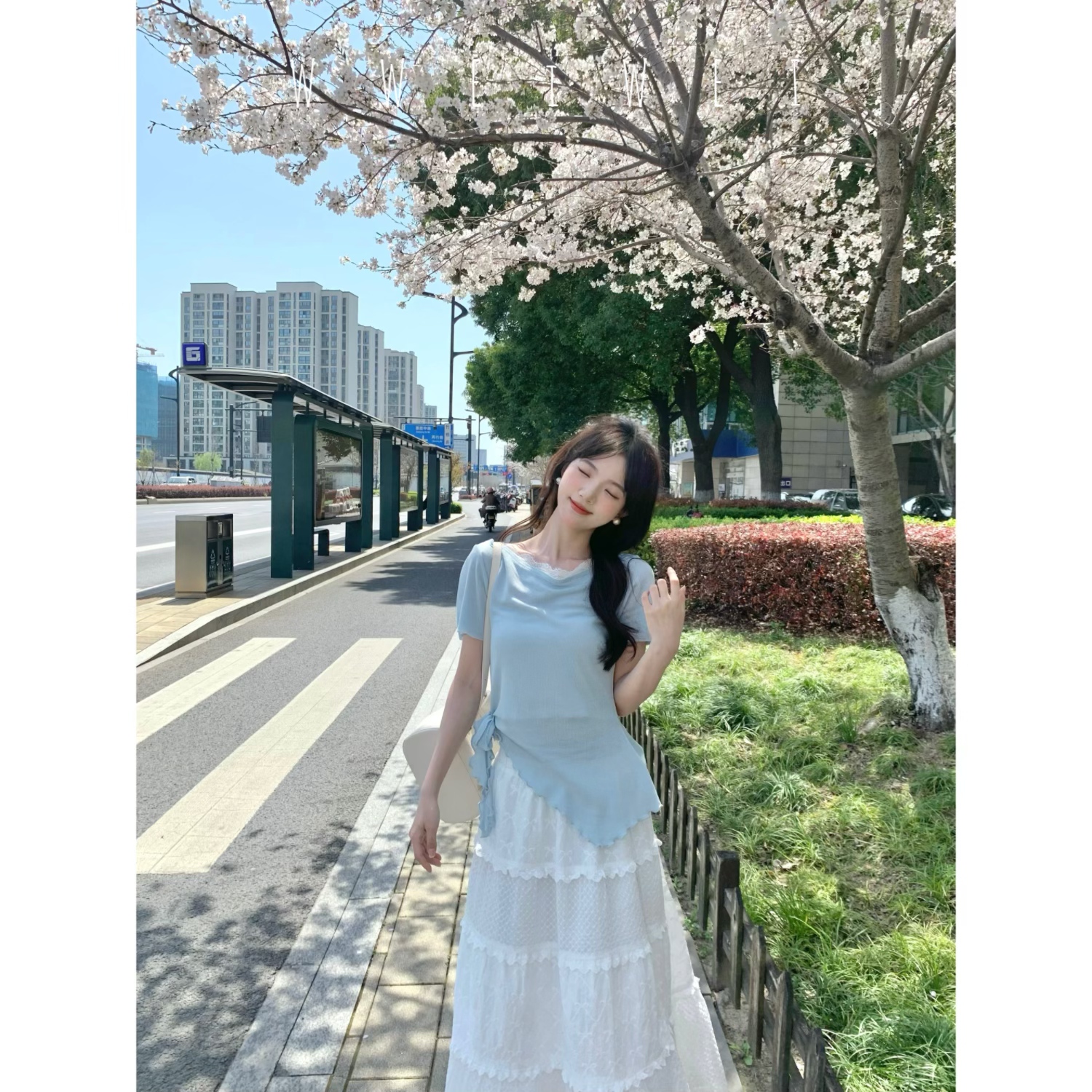 王玮玮【海盐戚风】蓝白露肩蕾丝拼接上衣白色拼接半身裙两件套