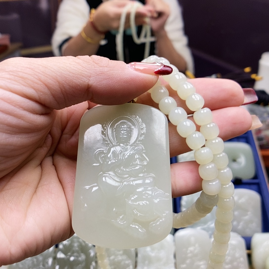 和田玉颈饰未镶嵌影*