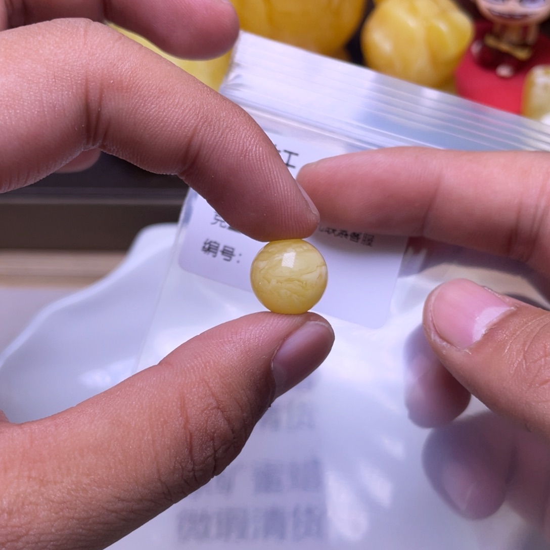 蜜蜡未镶嵌珠宝奇石