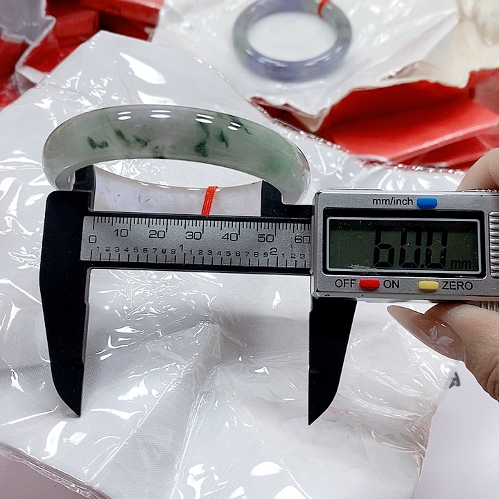 翡翠手镯未镶嵌9。    