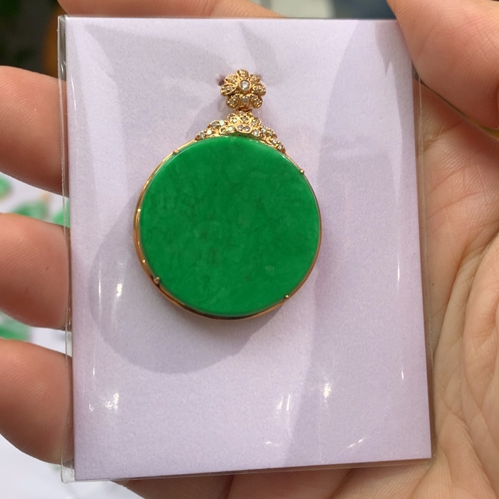 翡翠颈饰18K金镶嵌翡翠吊坠