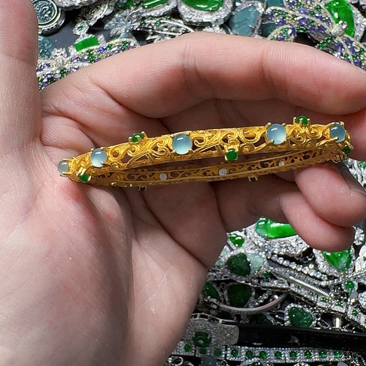 翡翠颈饰未镶嵌天然A货翡翠放漏