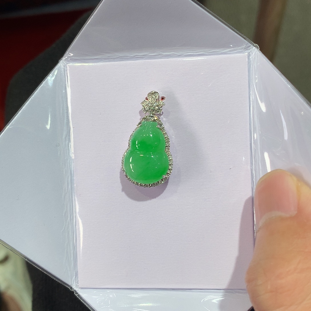翡翠吊坠(赠链)18K金镶嵌