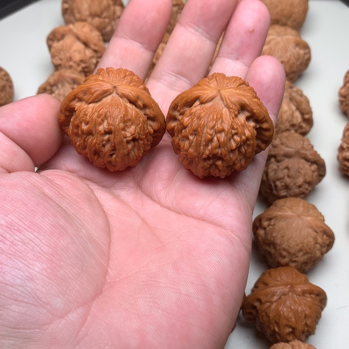 文玩核桃吊坠白狮子40