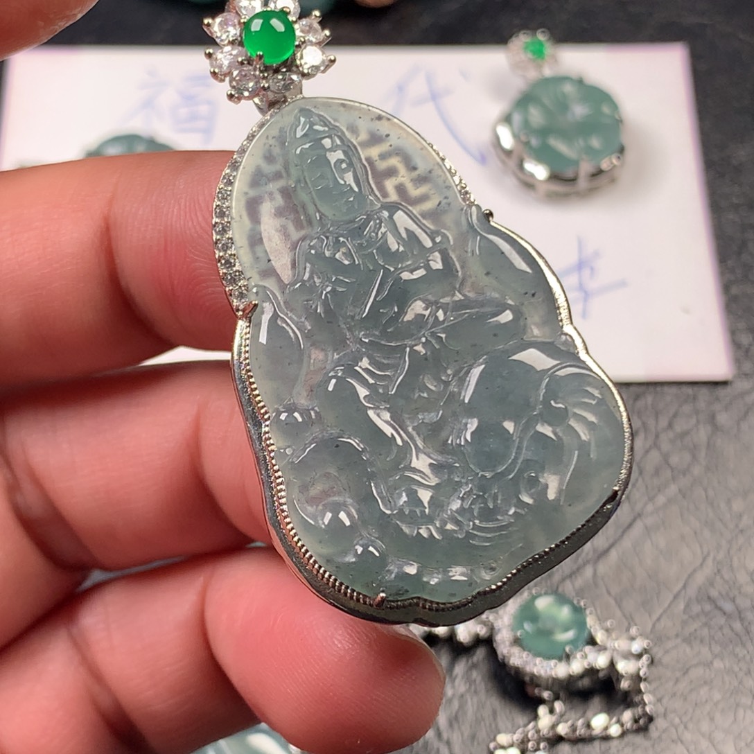 翡翠未镶嵌颈饰普贤