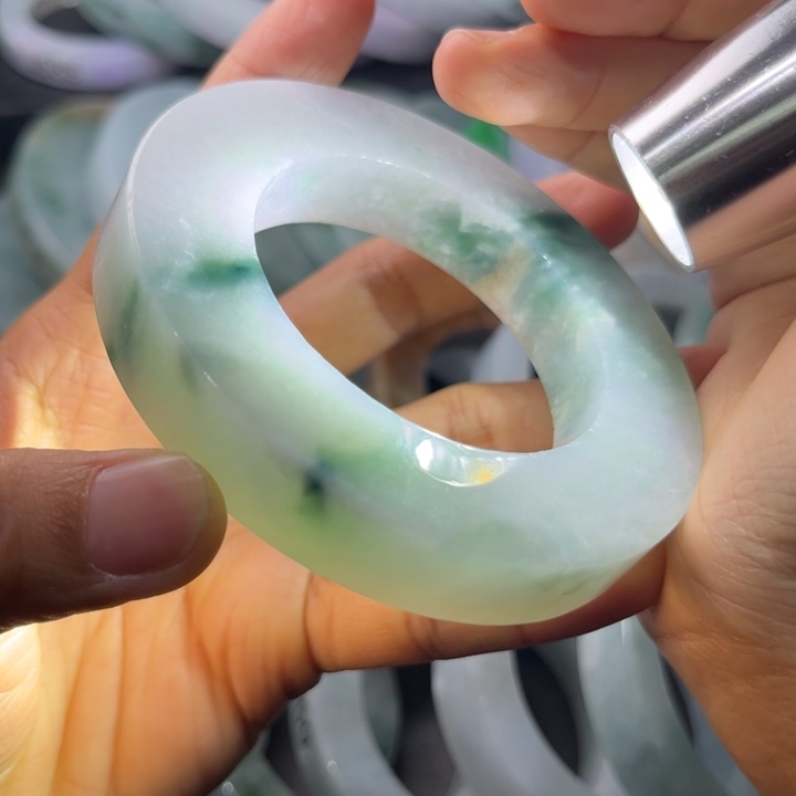 定制翡翠未镶嵌翡翠手镯