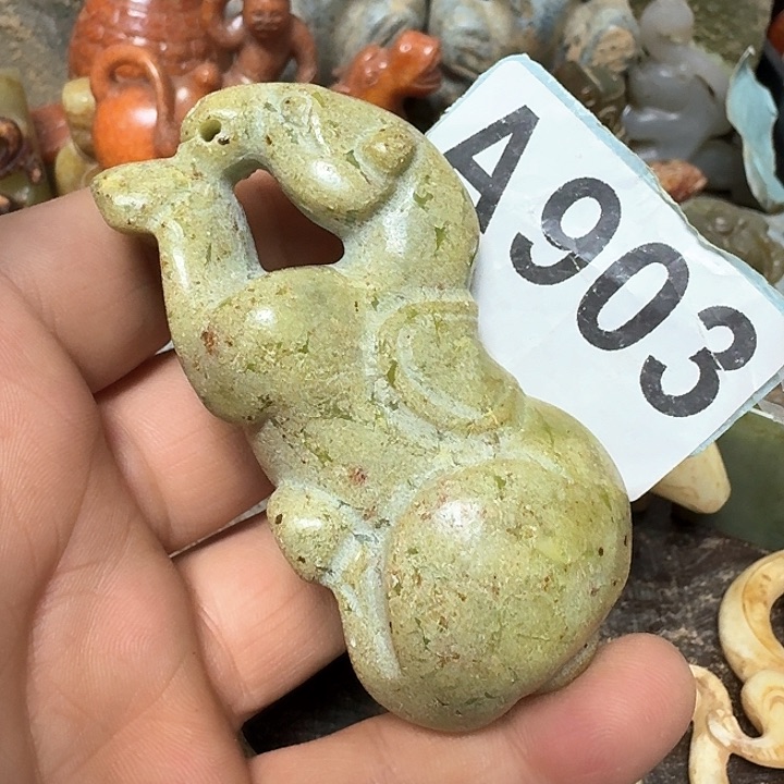 透闪石-蛇纹石玉未镶嵌颈饰