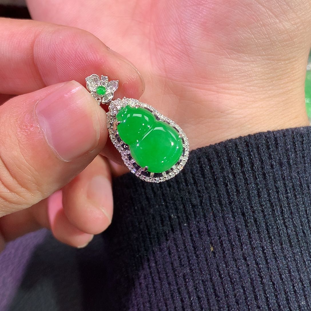 翡翠吊坠(赠链)18K金镶嵌火****王