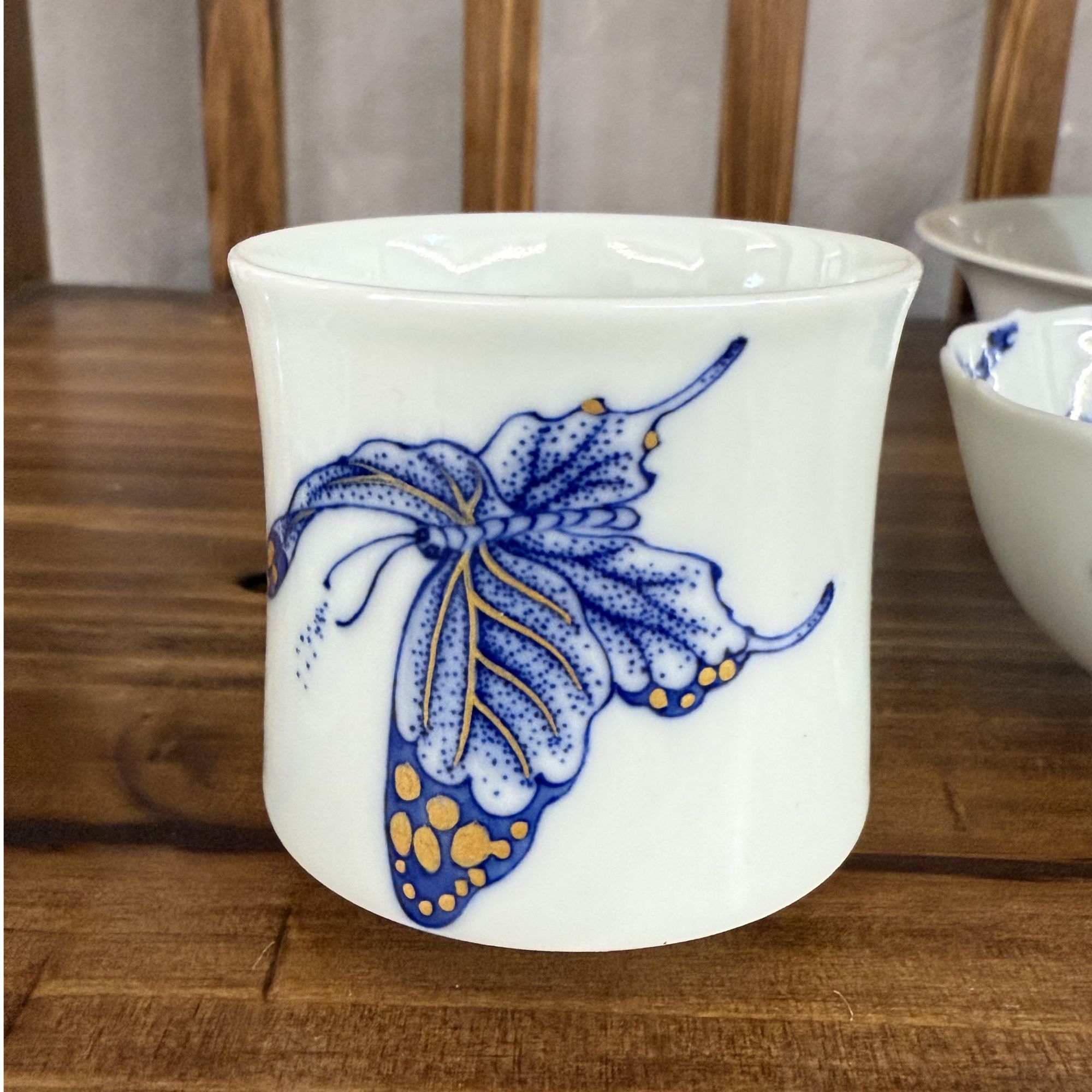 景德镇手绘青花蝴蝶描金转转杯主人杯