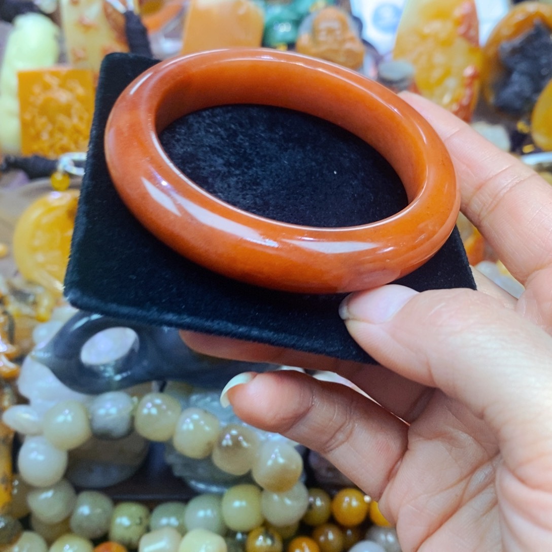 未镶嵌石英质玉（黄龙玉）颈饰