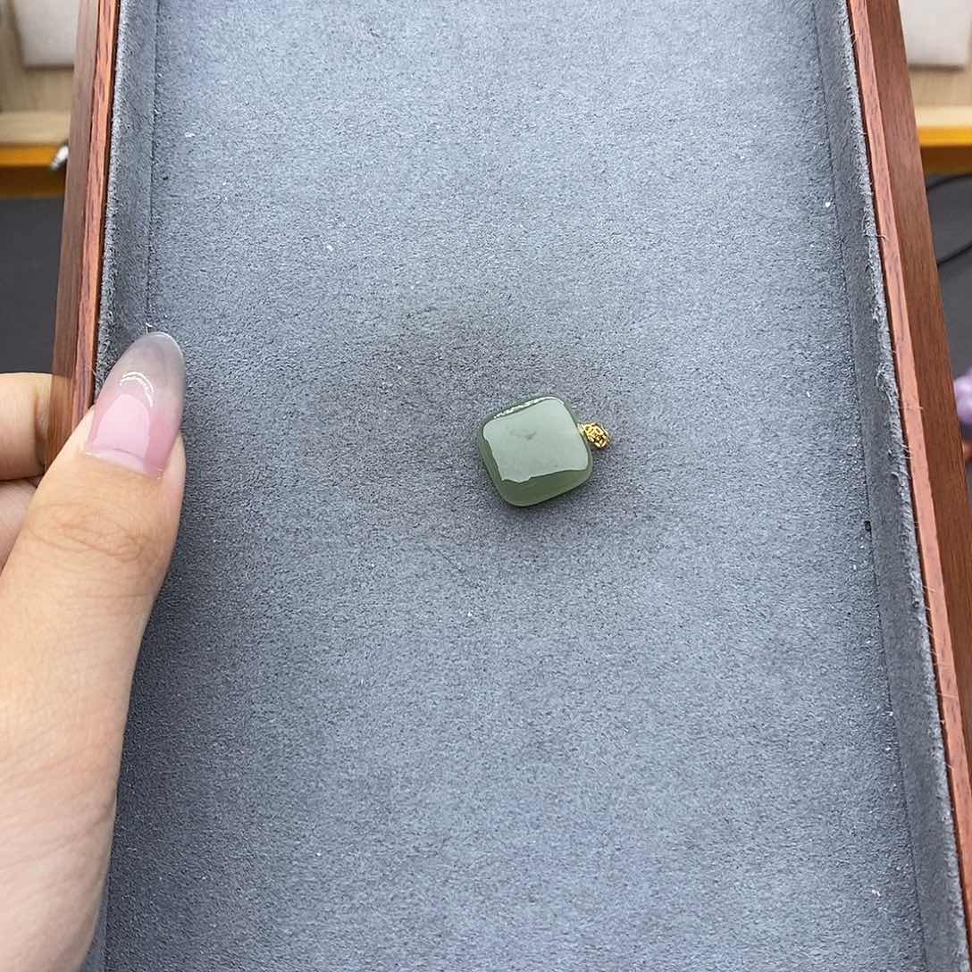 和田玉吊坠(不含链)18K金镶嵌