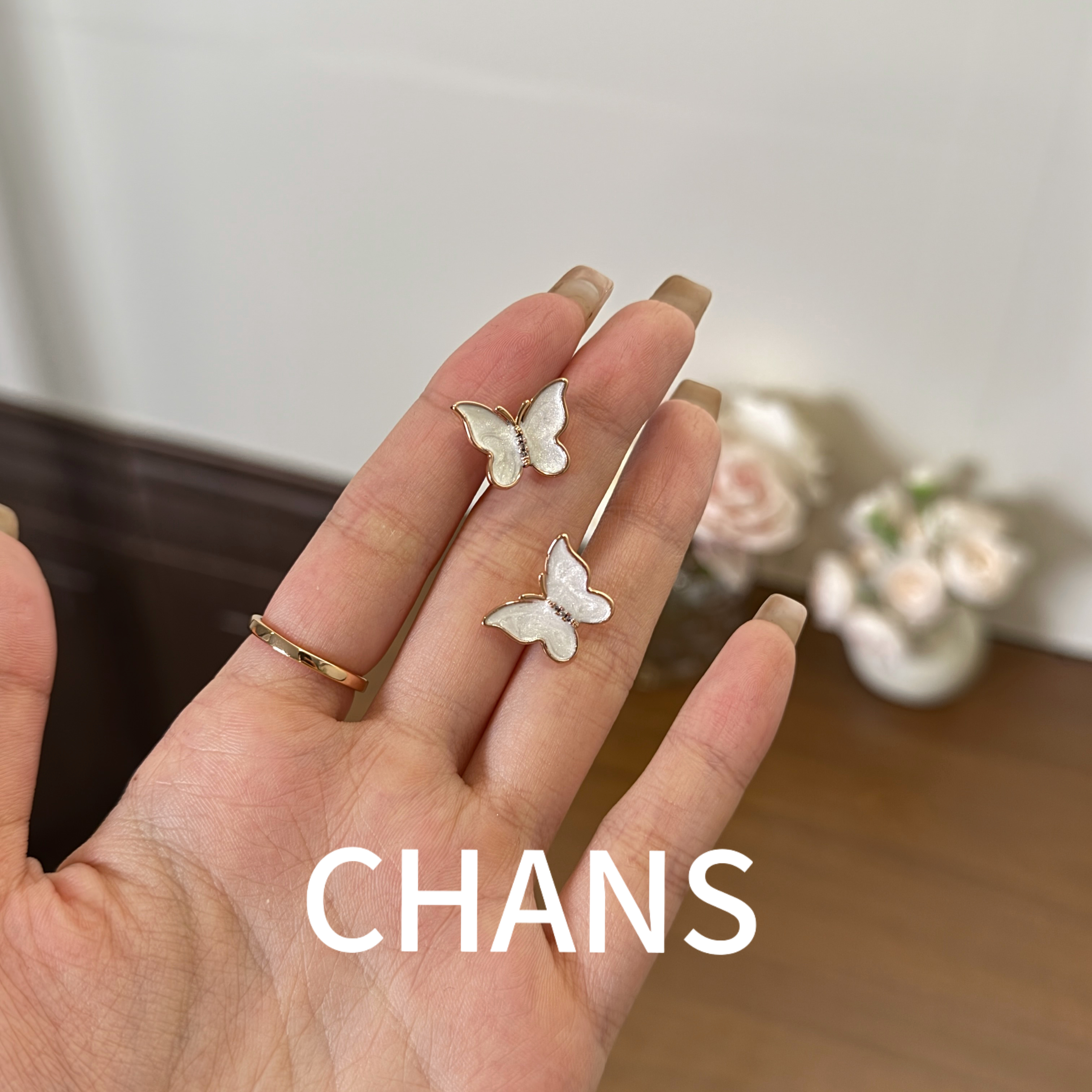 铜合金耳饰 镀18K金设计师款蝴蝶气质轻奢仙气耳钉