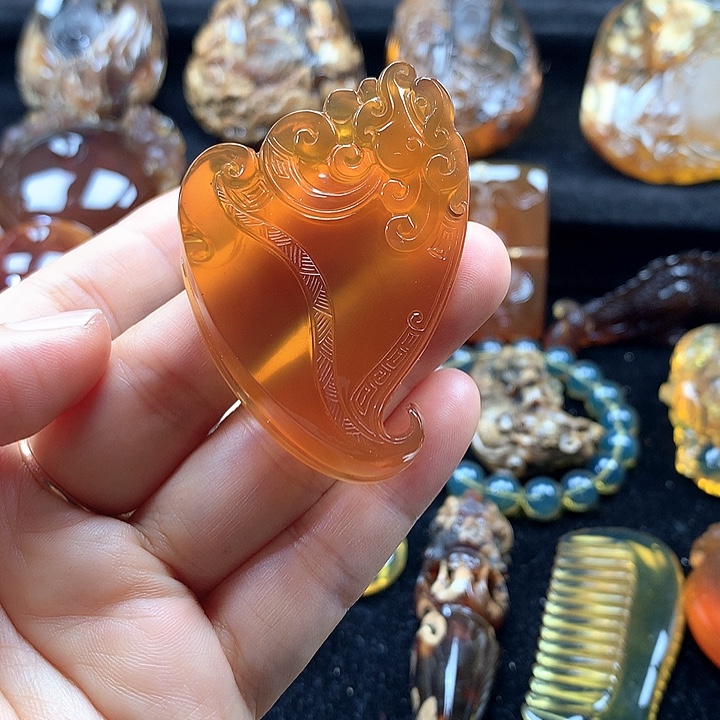 琥珀未镶嵌裸石府上有龙吊坠