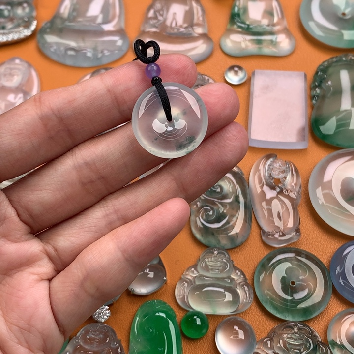 翡翠挂件未镶嵌…..